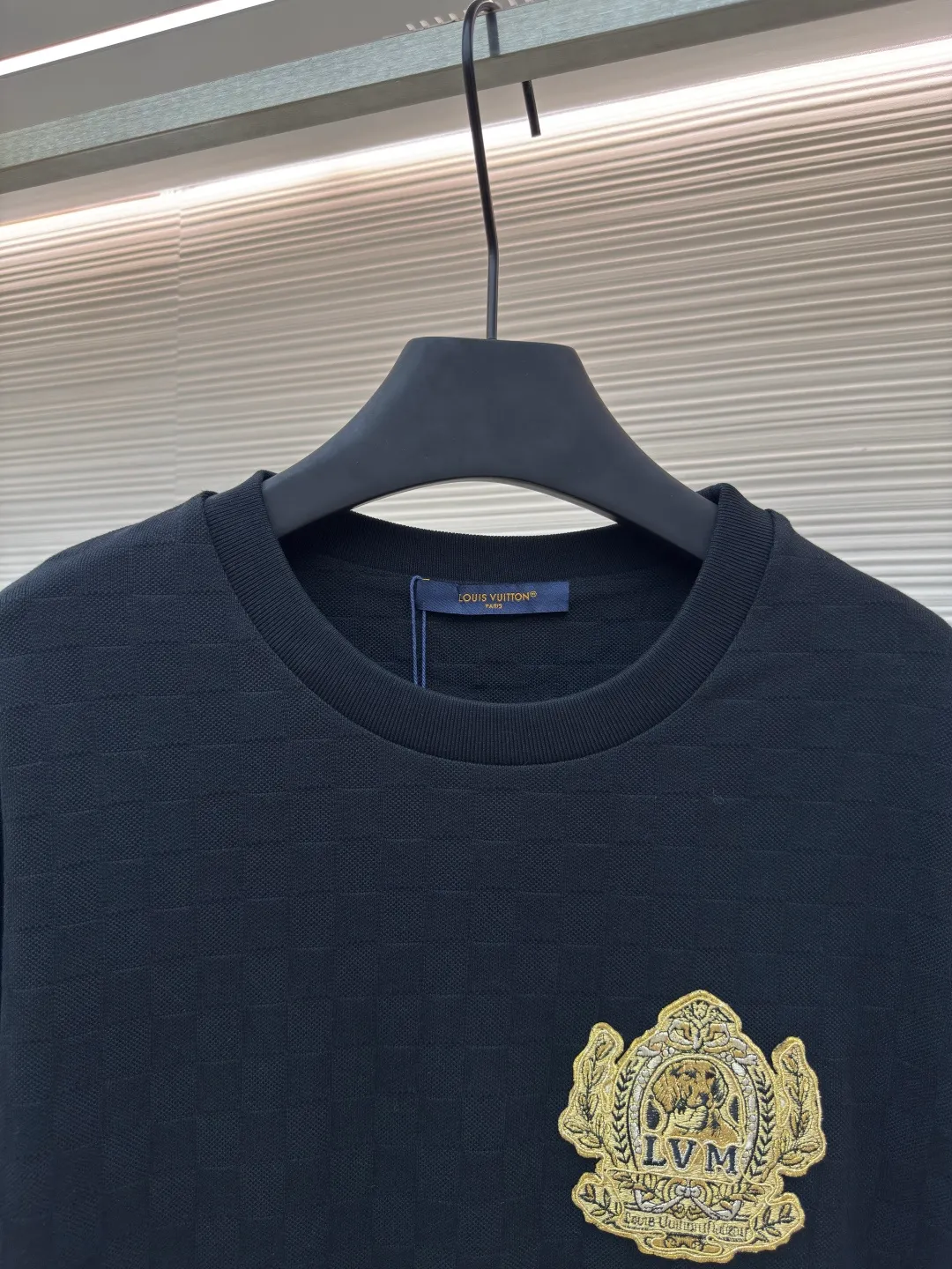 LOUIS VUITTON Golden Thread Puppy Chapter T-shirt ●Authentic product: Purchased and developed for 9750 ●Item number: 1680140-A35 ●Material: Pure cotton fabric ●Technology: Patch embroidery production ●Version: Fitted version ●Weight: about 340 grams ●Size: XS-S-M-L ●Description: Cotton short-sleeved T-shirt with golden dog Chapter embroidery patch. Inspired by dog ​​walkers in Westminster, this piqué cotton T-shirt features an embroidered logo in richly textured Der jacquard. The complex 1V Dog badge pattern pops up on the chest, adding a sophisticated touch to the year-end celebration look. . The overall wiring is straight and delicate, the fabric is comfortable and soft, and the color is consistent without color difference. It can be matched with the same style to create a fashionable look and control various occasions. Customized accessories, complete with three standards, same style for men and women!